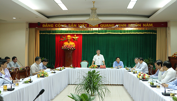 Chủ tịch UBND tỉnh Cao Tiến Dũng phát biểu chỉ đạo tại cuộc họp.