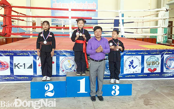 Ban tổ chức trao giải cho các võ sĩ giành thứ hạng tại giải vô địch và trẻ võ thuật cổ truyền TP. Long Khánh
