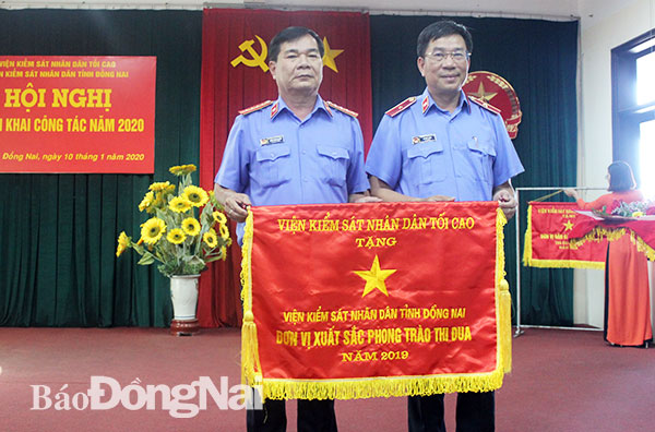 Đồng chí Lê Đức Xuân, Vụ trưởng Vụ 1 tặng cờ thi đua cho đại diện VKSND tỉnh