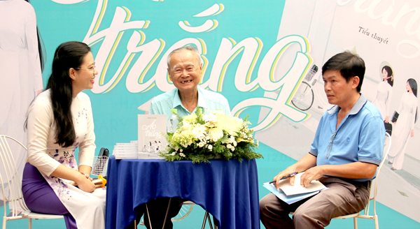 Ông Lê Hồng Tư (giữa, năm nay đã 86 tuổi) giao lưu với công chúng trong chương trình ra mắt sách Áo Trắng ngày 9-1-2020 tại Đường sách TP.Hồ Chí Minh. Ảnh: L.Đ.TRUNG