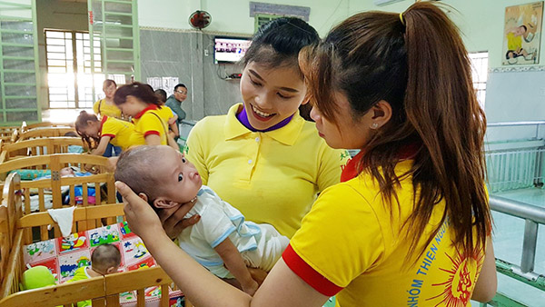 Các thành viên trong Nhóm thiện nguyện Tịnh xá Ngọc Hương đến thăm và tặng quà tại một cơ sở nuôi dưỡng và bảo trợ trẻ em mồi côi, khuyết tật