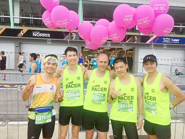 Anh Lê Minh Trung (bìa trái) tham gia Giải  Standard Chartered Singapore Marathon năm 2019