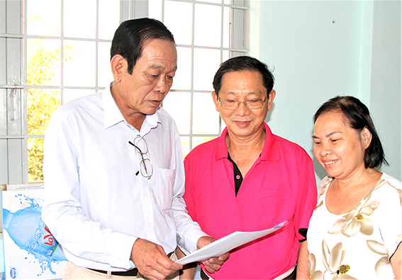 Ông Thái Văn Quân, Phó chủ tịch Hội Hỗ trợ gia đình liệt sĩ tỉnh (bìa trái) trao đổi cùng các thành viên trong Ban Chấp hành Hội Hỗ trợ gia đình liệt sĩ