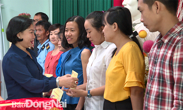 Phó chủ tịch LĐLĐ TP. Biên Hòa Nguyễn Thị Bích Thủy tặng quà cho CNVCLĐ