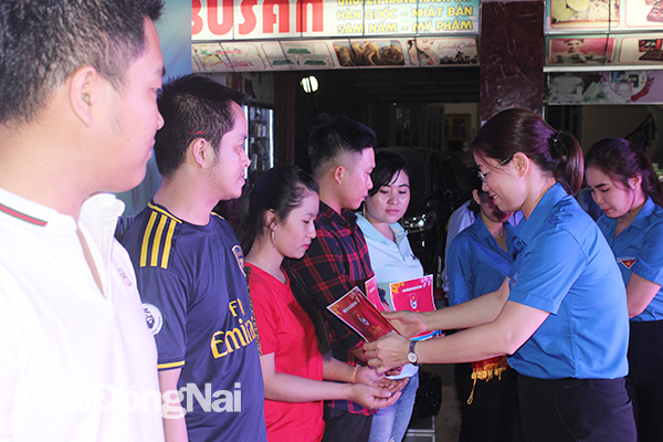  Phó bí thư Tỉnh đoàn Bùi Thị Nhàn trao vé xe cho thanh niên công nhân