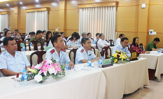 Phó chủ tịch UBND tỉnh Võ Văn Chánh, cùng các đại biểu tham dự hội nghị tại điểm cầu Đồng Nai.