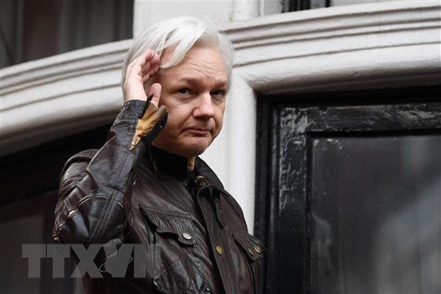 Nhà sáng lập trang mạng WikiLeaks Julian Assange tại Đại sứ quán Ecuador ở London, Anh, ngày 19-5-2017. (Ảnh: AFP/TTXVN)