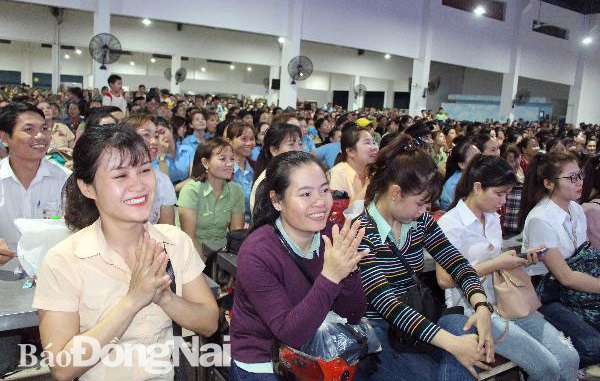 Công nhân Công ty TNHH Dona Pacific Việt Nam (huyện Trảng Bom) phấn khởi tham gia tất niên tại doanh nghiệp. Ảnh: L.Mai