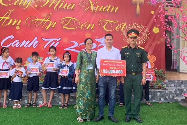 Phụ huynh em Bùi Nguyễn Nhật Minh lớp 6/2 nhận số tiền 52 triệu đồng từ Ban giám hiệu và Hội cha mẹ học sinh hỗ trợ em điều trị ung thư máu (Ảnh: Hướng Dương)