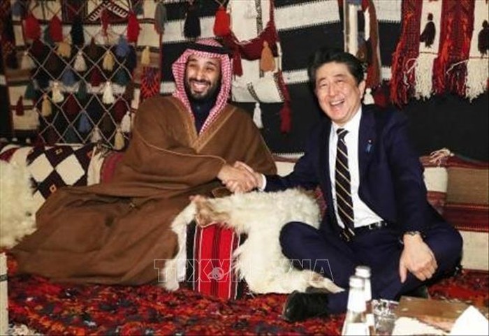 hái tử Saudi Arabia Mohammed bin Salman (trái) và Thủ tướng Nhật Bản Shinzo Abe trong cuộc gặp gần Al Ula, Tây Bắc Saudi Arabia, ngày 12-1. Ảnh: Kyodo/TTXVN