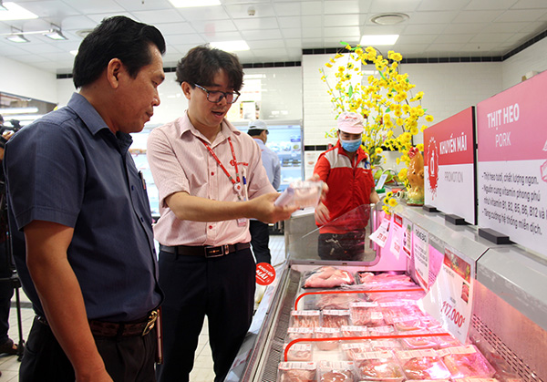 Đại diện của Lotte Mart Đồng Nai chia sẻ về kế hoạch bình ổn giá mặt hàng thịt heo tại siêu thị vào dịp Tết Nguyên đán với lãnh đạo Sở Công thương.