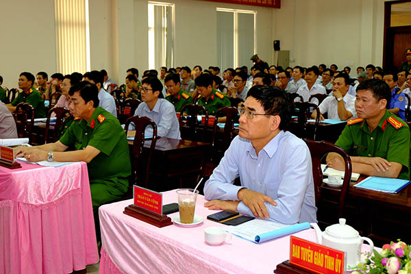 Ủy viên Ban TVTU, Phó Chủ tịch UBND tỉnh Trần Văn Vĩnh cùng lãnh đạo Công an tỉnh, đại diện 164 điển hình tiên tiến trong phong trào toàn dân PCCC tham dự hội nghị.
