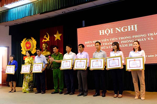Đại tá Văn Quyết Thắng, Phó Giám đốc Công an tỉnh trao bằng khen của UBND tỉnh cho 16 tập thể, 10 cá nhân có thành tích xuất sắc trong phong trào toàn dân tham gia PCCC năm 2019. 