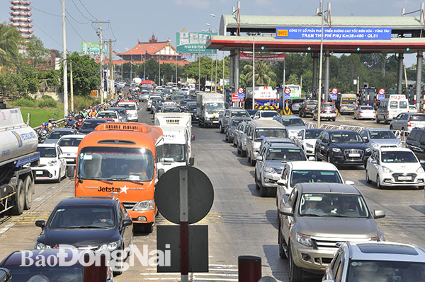 Ùn tắc giao thông kéo dài tại Trạm thu phí T2 trên quốc lộ 51 (đoạn qua xã Long Phước, huyện Long Thành) vào dịp Tết Nguyên đán Kỷ Hợi 2019. Ảnh: T.Hải
