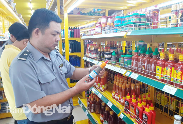 Đoàn kiểm tra liên ngành của tỉnh kiểm tra an toàn vệ sinh thực phẩm tại một cơ sở kinh doanh thực phẩm trên địa bàn huyện Long Thành dịp Tết Nguyên đán 2020