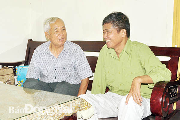 Cựu chiến binh Lê Văn Thành (Phó chủ tịch Hội Cựu chiến binh TP.Long Khánh, phải) thăm hỏi, chúc Tết các hội viên lớn tuổi trong thành phố. Ảnh: Đ.Tùng