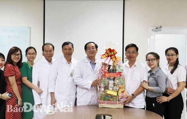 Phó giám đốc Sở Y tế Lê Quang Trung (thứ 2 từ phải qua) tặng quà, động viên tập thể y, bác sĩ Bệnh viện quốc tế Hoàn Mỹ Đồng Nai sẵn sàng ứng trực dịp Tết Nguyên đán 2020 sắp đến