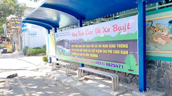 Một nhà chờ xe buýt ở đường Nguyễn Ái Quốc, đoạn qua phường Hố Nai (TP.Biên Hòa) được chỉnh trang, thay mới các thông tin trên bảng tuyên truyền