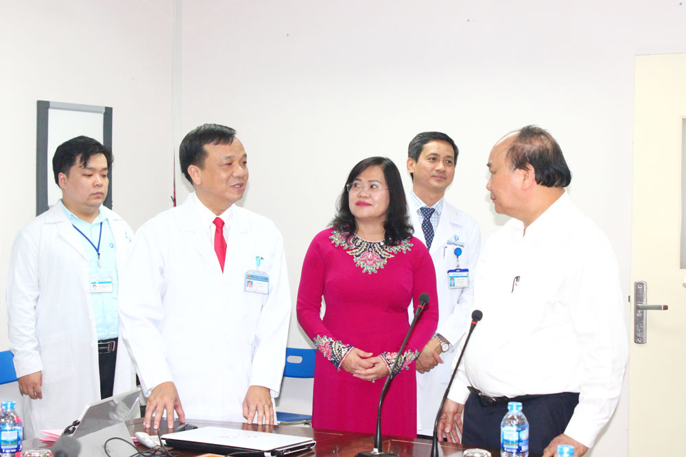 Thủ tướng Chính phủ Nguyễn Xuân Phúc trò chuyện cùng cán bộ, bác sĩ, nhân viên Bệnh viện đa khoa Đồng Nai trong lần Thủ tướng đến thăm ngày 6-5-2019