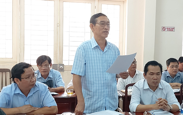 Phó chủ tịch Hội Nông dân tỉnh Lê Hữu Thiện phát biểu tại hội nghị.