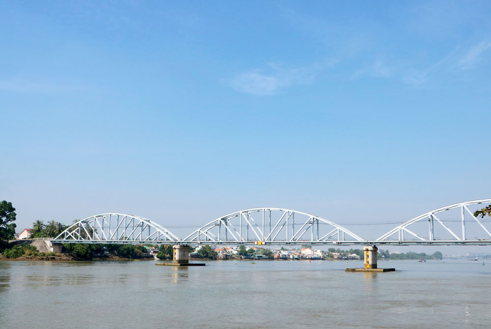  Cầu Ghềnh nối đôi bờ sông Đồng Nai. Ảnh: Q.Nhi
