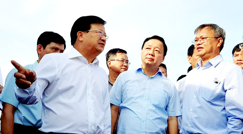 Phó thủ tướng Chính phủ Trịnh Đình Dũng (áo trắng) làm việc với lãnh đạo tỉnh về công tác xây dựng Khu tái định cư Lộc An - Bình Sơn (huyện Long Thành) vào tháng 10-2019. Ảnh: K.Giới