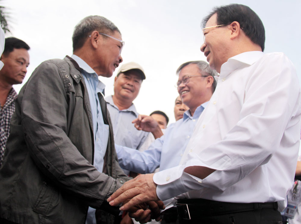 Phó thủ tướng Chính phủ Trịnh Đình Dũng thăm hỏi người dân trong vùng dự án Cảng hàng không quốc tế Long Thành vào tháng 10-2019. Ảnh: Hải Quân
