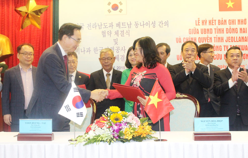 Phó chủ tịch UBND tỉnh Nguyễn Hòa Hiệp và ông Yoon Byung Tae, Phó thống đốc tỉnh Jeollanam (Hàn Quốc) ký kết chương trình hợp tác giữa hai địa phương
