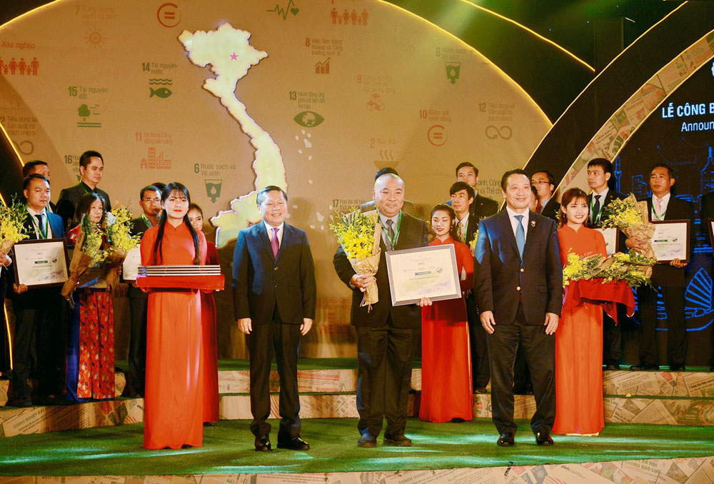 Ông Tạ Chí Minh, Giám đốc Công ty Pousung nhận bằng tôn vinh Doanh nghiệp phát triển bền vững tại Việt Nam