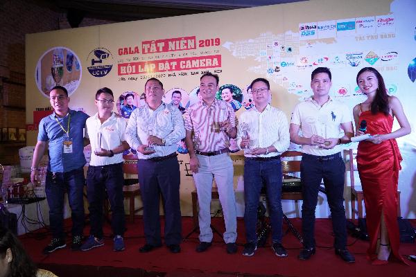 Ông Nguyễn Quốc Bảo, Trưởng ban tổ chức giải, trao kỷ niệm chương tri ân các nhà tài trợ cho giải