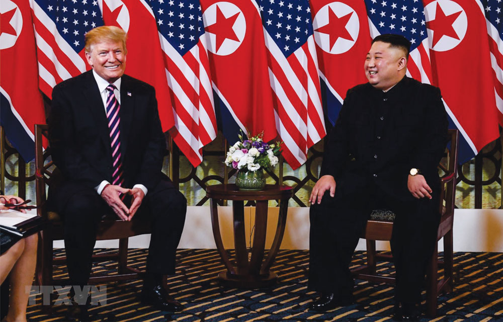 Tổng thống Mỹ Donald Trump (trái) và Chủ tịch Triều Tiên Kim Jong-un trong cuộc gặp đầu tiên tại Hội nghị thượng đỉnh Mỹ - Triều lần thứ 2 tại Hà Nội ngày 27-2-2019