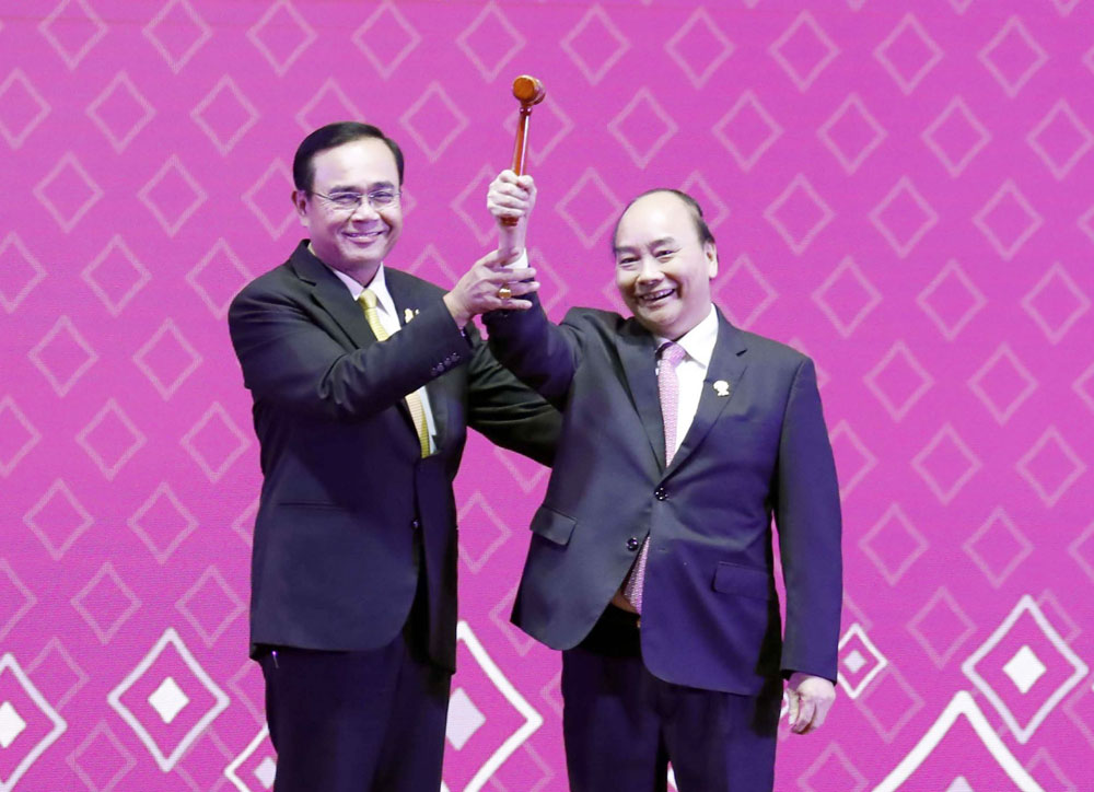 Thủ tướng Nguyễn Xuân Phúc nhận chiếc “búa Chủ tịch ASEAN” từ Thủ tướng Thái Lan ngày 4-11-2019