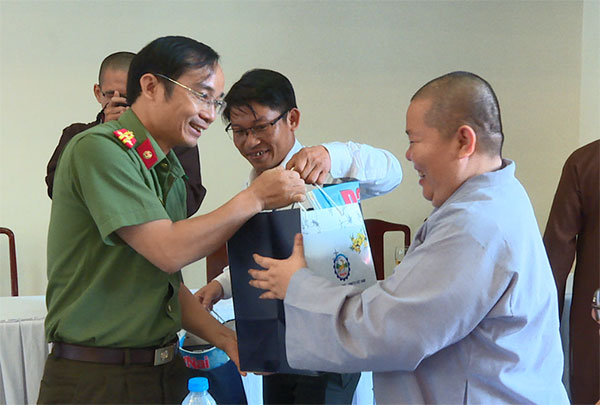 Thượng tá Nguyễn Xuân Thao tặng quà các chức sắc, tu sĩ tôn giáo.