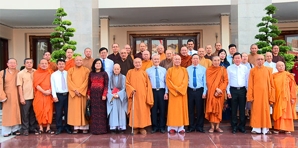 Ban Trị sự Giáo hội Phật giáo tỉnh đến thăm và chúc mừng lãnh đạo tỉnh