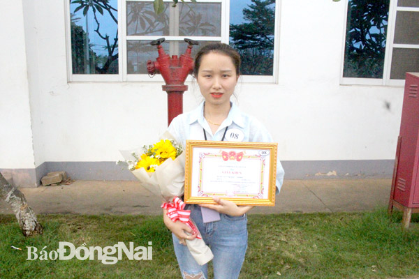 Công nhân Trần Thị Ngọc phấn khởi vì được doanh nghiệp khen thưởng tại hội nghị người lao động năm 2020. Ảnh: L.Mai
