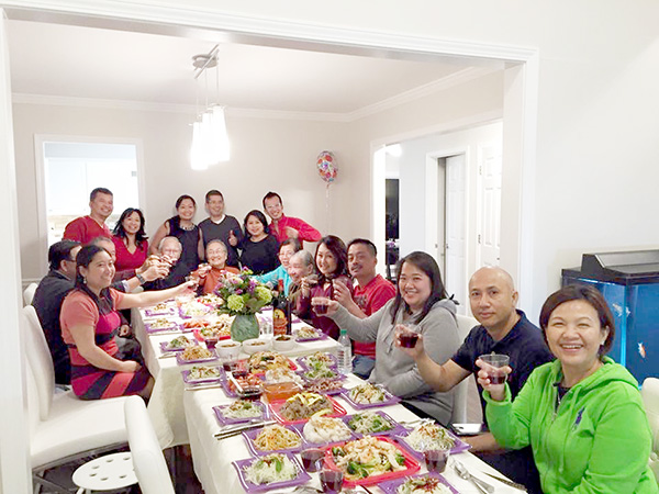 Gia đình chị Đinh Thu Hồng sum vầy bên bữa cơm ngày Tết tại TP.Atlanta, tiểu bang Georgia, Mỹ