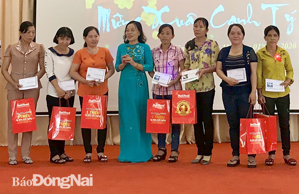 Bà Nguyễn Thị Nhung, Phó trưởng phòng GD-ĐT huyện Tân Phú tặng quà cho các cán bộ, giáo viên, nhân viên có hoàn cảnh khó khăn nhân dịp Tết Canh Tý 2020
