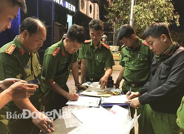 Lực lượng công an tham gia bắt ma túy trong một quán bar ở huyện Long Thành.  Ảnh: T.VINH