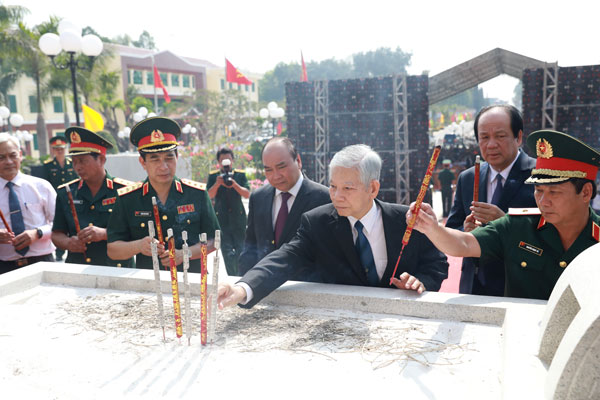 Nguyên chủ tịch Nước Nguyễn Minh Triết dâng hương trước Tượng đài Hoàng đế Quang Trung 