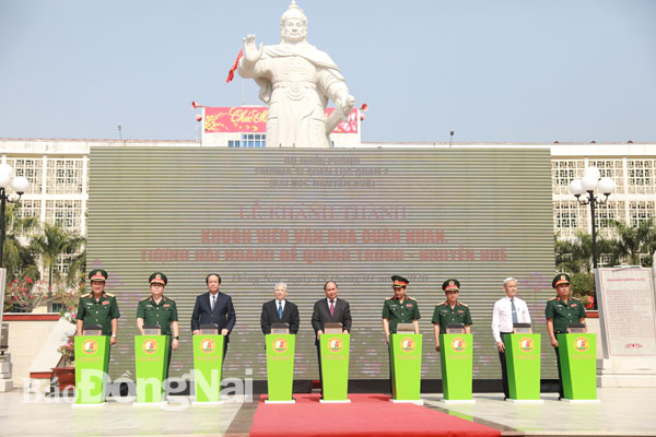 Thủ tướng Nguyễn Xuân Phúc cùng các đại biểu thực hiện bấm nút khánh thành Tượng đài Hoàng đế Quang Trung - Nguyễn Huệ