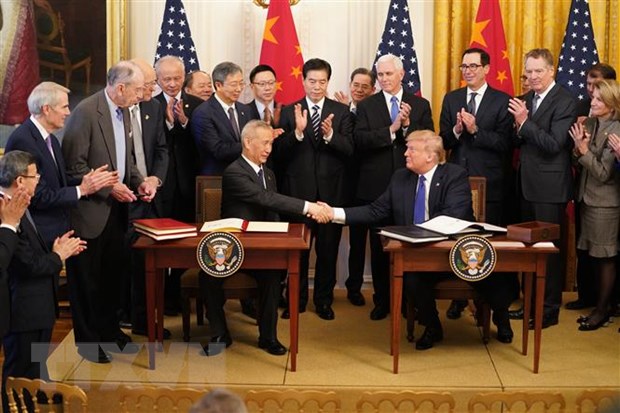 Tổng thống Mỹ Donald Trump (phải, phía trước) và Phó Thủ tướng Trung Quốc Lưu Hạc (trái, phía trước) tại lễ ký thỏa thuận thương mại giai đoạn một ở Washington DC. (Ảnh: THX/TTXVN)