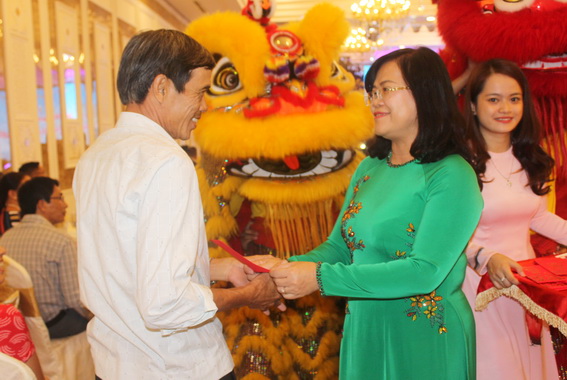 Phó chủ tịch UBND tỉnh Nguyễn Hòa Hiệp lì xì đầu năm mới cho các Kiều bào
