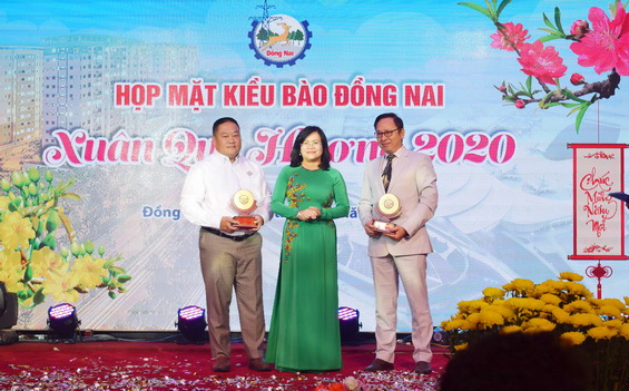 Phó chủ tịch UBND tỉnh Nguyễn Hòa Hiệp khen thưởng các Kiều bào có nhiều đóng góp tích cực cho phát triển kinh tế - xã hội của tỉnh nhà