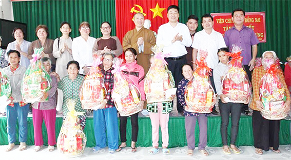 Lãnh đạo huyện Xuân Lộc và Viện Chuyên tu Long Thành tặng quà cho người nghèo tại xã Xuân Trường