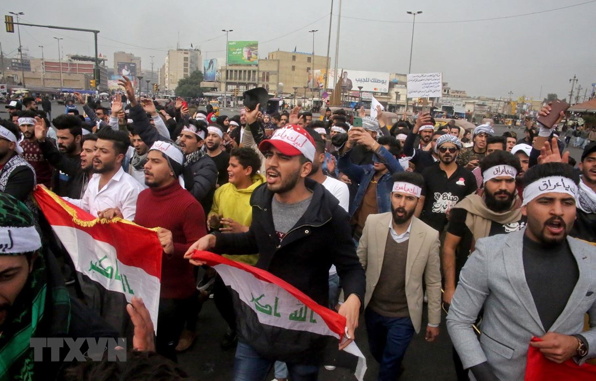 Người biểu tình tập trung tại quảng trường Tayaran ở thủ đô Baghdad, Iraq ngày 19-1. (Ảnh: AFP/TTXVN)