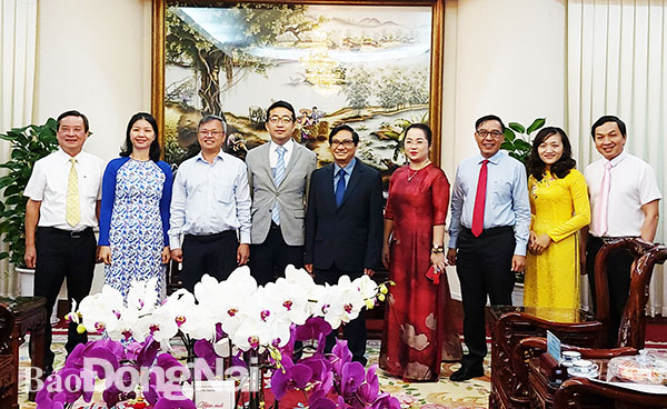 Đoàn văn phòng Đại diện tỉnh Gyeongnam tại TP. Hồ Chí Minh chụp hình lưu niệm với lãnh đạo tỉnh