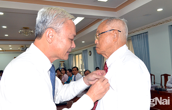 Bí thư Tỉnh ủy Nguyễn Phú Cường trao Huy hiệu 70 năm tuổi Đảng cho nguyên Bí thư Tỉnh ủy Phan Văn Trang