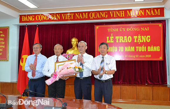 Các đồng chí lãnh đạo tỉnh chúc mừng đồng chí Phan Văn Trang