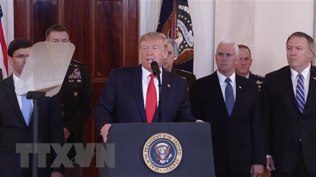 Tổng thống Mỹ Donald Trump (giữa) trong bài phát biểu tại Washington, DC ngày 8-1-2020. (Nguồn: THX/TTXVN)
