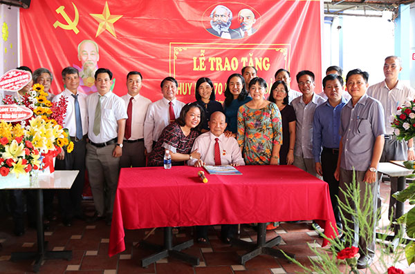 Lãnh đạo huyện Trảng Bom và các con cháu chúc mừng đồng chí Nguyễn Long Phụng